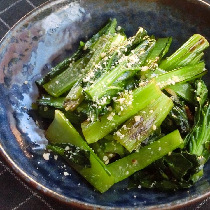 légumes verts asiatiques sautés à l’ail et au parmesan