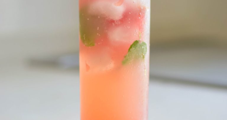 Cocktail sans alcool au pamplemousse