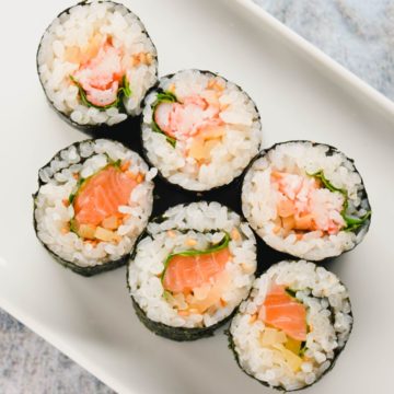 Sushi maki au saumon et au surimi