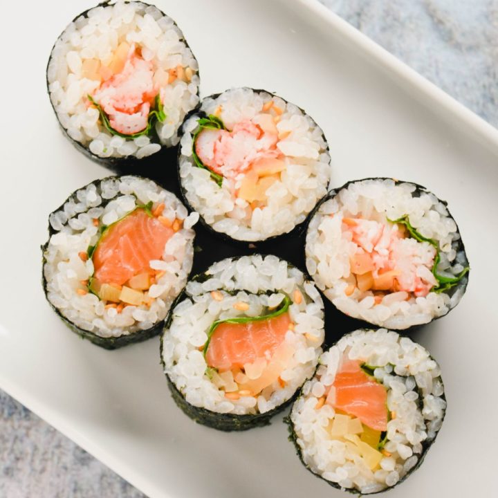 Sushi maki au saumon et au surimi
