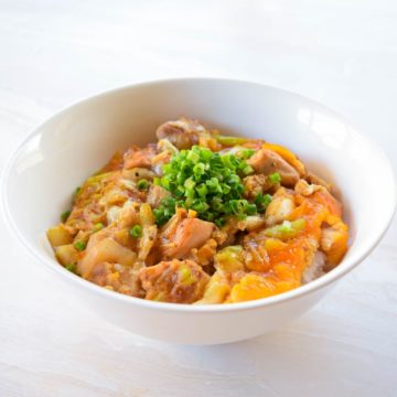 Oyakodon, bol de riz au poulet et aux oeufs