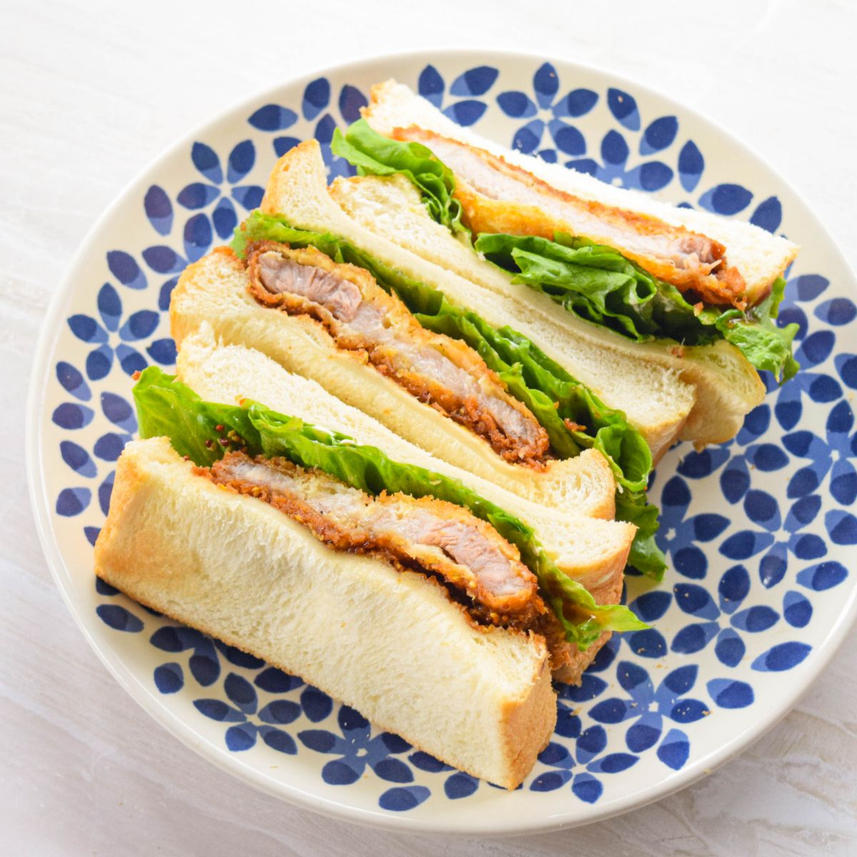 Sandwich tonkatsu Sandwich façon tonkatsu (côtes de porc panées)