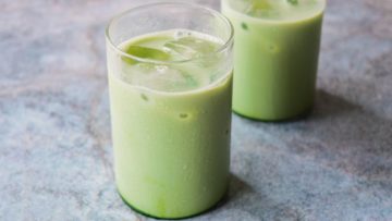 Matcha latte, boisson glacée au thé vert japonais