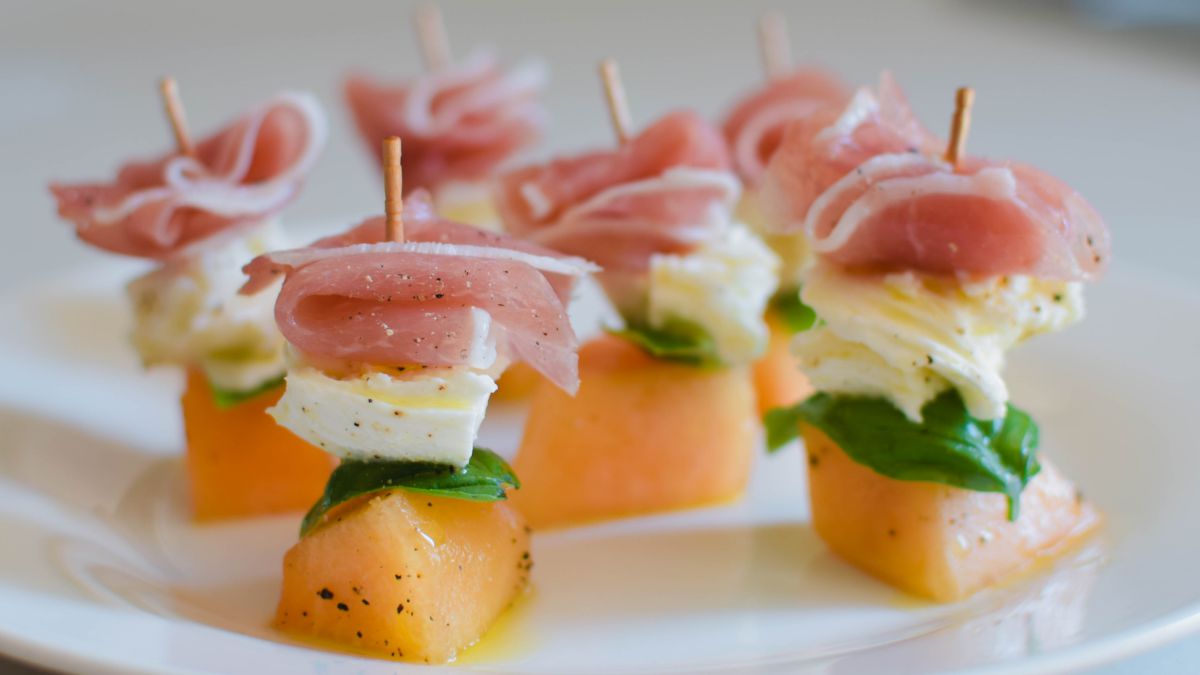 Amuse bouches au melon jambon cru et mozzarella Amuse-bouches au melon, jambon cru et mozzarella