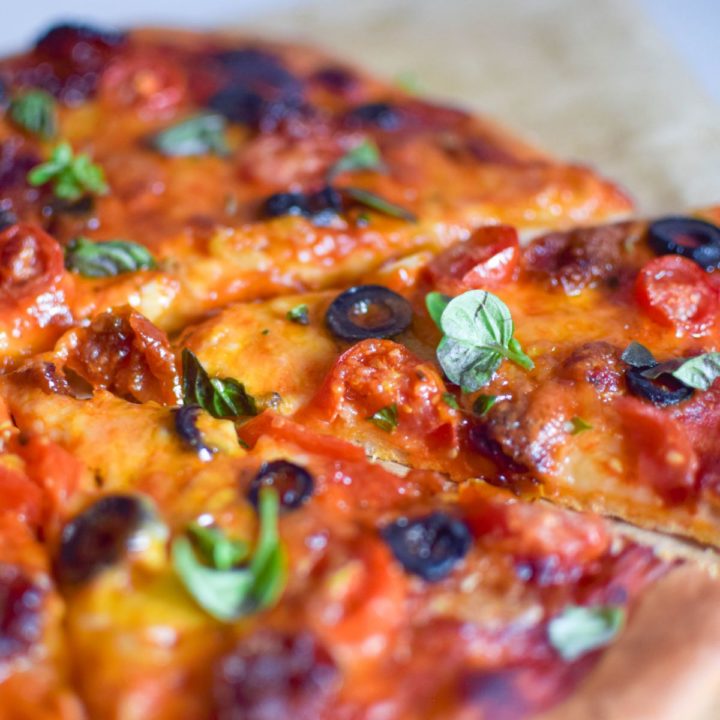 Pizza à la mozzarella et aux tomates séchées