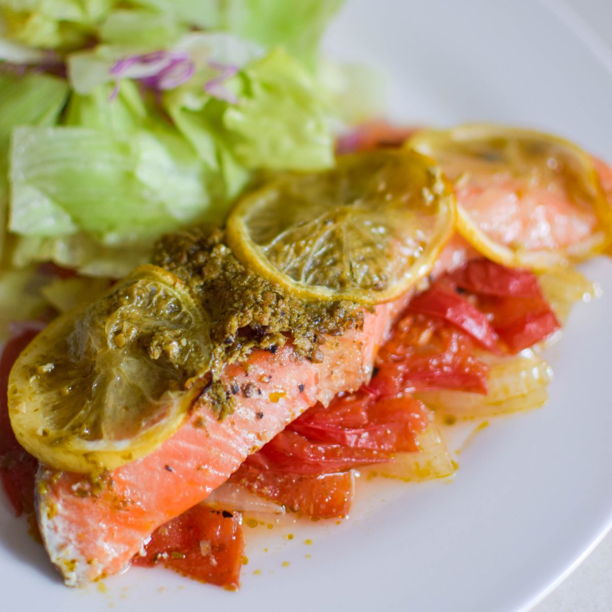 Papillote de saumon rôti avec du pesto et des légumes