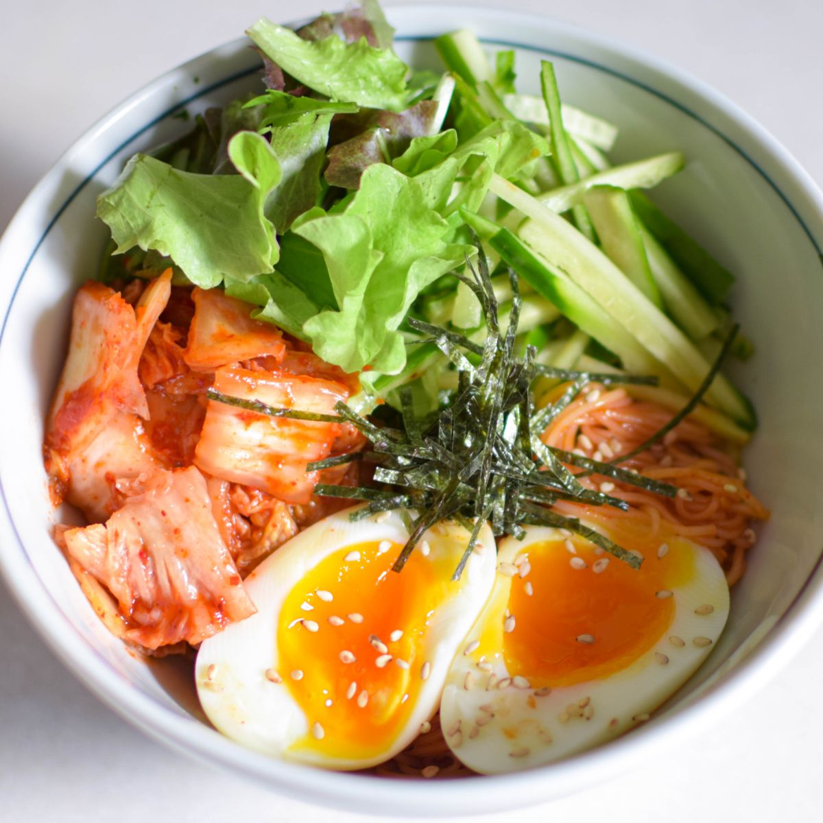 Kimchi bibim guksu nouilles froides epicees coreennes Kimchi bibim-guksu, nouilles froides épicées coréennes