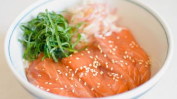Poke bowl japonais au saumon mariné