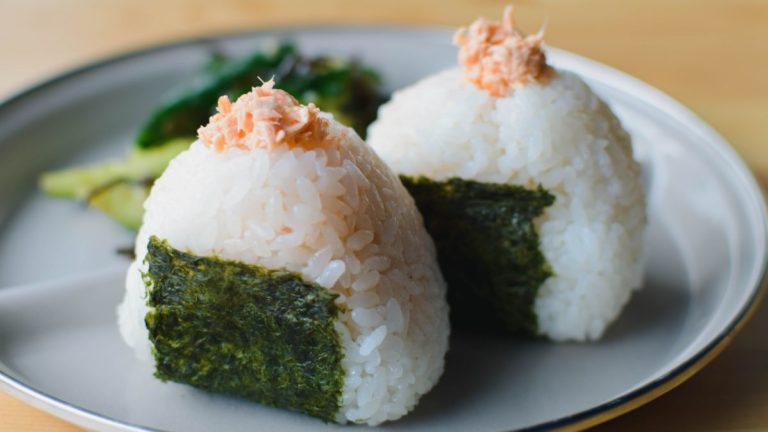 Recette onigiri au saumon (boulettes de riz japonaises) - Patati Patate